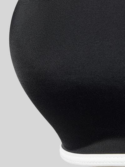 Frauenmodel trägt Bikini-Oberteil mit Kontrastkante Modell 'FIA SOLID' von Neo Noir, schwarzer Material-Mix mit Stretch-Anteil, Detailaufnahme.