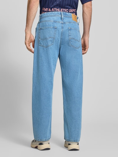 Männermodel trägt Straight Fit Jeans aus reiner bawełna Modell 'Ted' von JACK & JONES, jasnoniebieski, 5 kieszeni, zapięcie na guzik i zamek błyskawiczny, Szerokość w rozmiarze 32/32: 42 cm, Długość wewnętrzna nogawki 75 cm, Ganzkörperansicht Rückansicht.