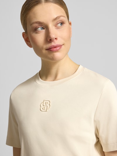 Frauenmodel trägt Regular Fit T-Shirt aus reiner Baumwolle Modell 'ECOSA3' von BOSS, unifarben, kurzarm, Rundhals, Nahaufnahme Oberkörper.