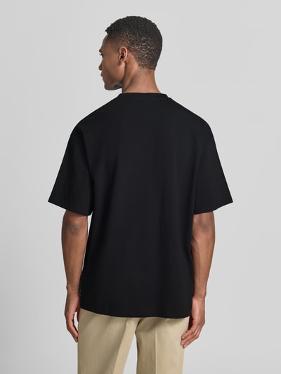Männermodel trägt Regular Fit T-Shirt aus Baumwoll-Mix Modell 'GEZA-R' von Strellson in Optik: Unifarben, Ganzkörperansicht Rückansicht.