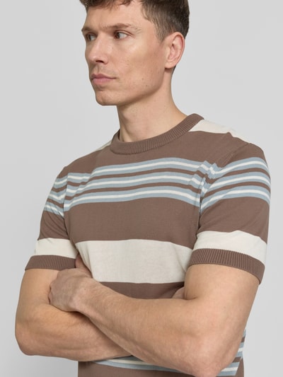 Männermodel trägt Strickshirt mit Rundhalsausschnitt von Manuel Ritz, Braun mit hellen Streifen, Reine Baumwolle, Slim-Fit, Allover-Look, Nahaufnahme Oberkörper.
