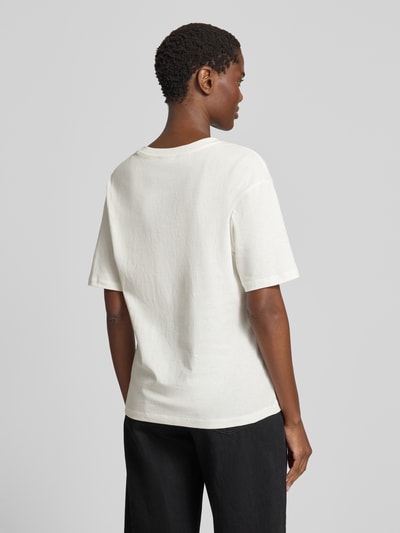 Vrouwenmodel draagt T-shirt met motiefprint en ronde hals van Jake*s Casual, regular fit, dames, ruglengte bij maat S 63 cm, ganzichtrugaanzicht.