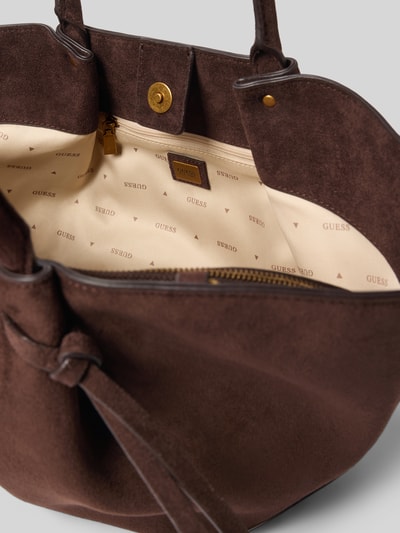 Produktfoto, Tote Bag in Velours-Optik Modell 'ALLEGRA' von GUESS, geteiltes Hauptfach, Magnetverschluss, Logo-Detail, schmale Schulterriemen, Szerokość w rozmiarze 1: 52 cm, długość 22 cm, głębokość 14 cm, długość paska 115 cm, beżowa podszewka z logo, kontekst damskiej torby
