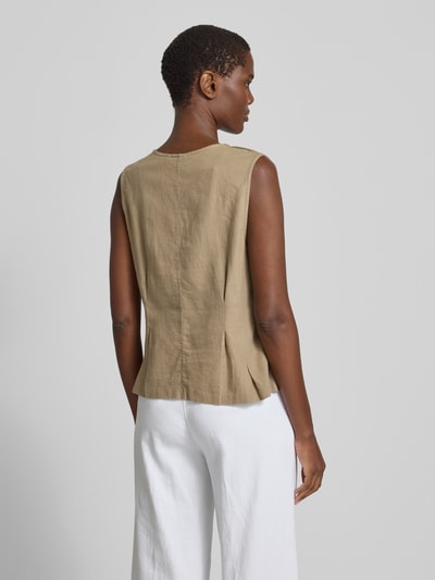 Frauenmodel trägt Weste aus Leinen-Viskose-Mix Modell 'LINNO' von ICHI in Beige, Regular-Fit, Struktur glatt, Ganzkörperansicht Rückansicht. Rückenlänge bei Größe 36: 53 cm, Schulterbreite: 34 cm, Brustweite: 47 cm.
