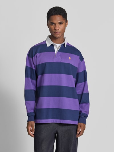 Mannelijk model draagt paarse en donkerblauwe oversized pullover uit pure katoen model '6/1' van Polo Ralph Lauren, Heren pullover, frontale bovenlichaam close-up.