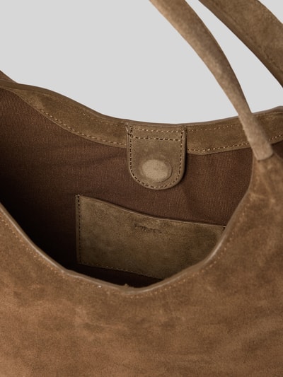 Produktfoto, Handtasche aus Rindsleder mit kurzen Tragegriffen von Mango, Hauptfach mit Magnetverschluss, Modell 'LILIANA', Innenansicht, braune Farbe, weiche Wildleder-Textur, Breite 39 cm, Länge 33 cm, Tiefe 11 cm, Länge Schulterriemen 29 cm, Damen Handtasche.