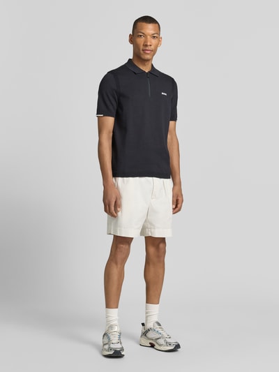 Männermodel trägt Regular Fit Poloshirt aus reiner Baumwolle Modell 'KN_EVER-X' von BOSS Green in Unifarben, Ganzkörperansicht von vorne.
