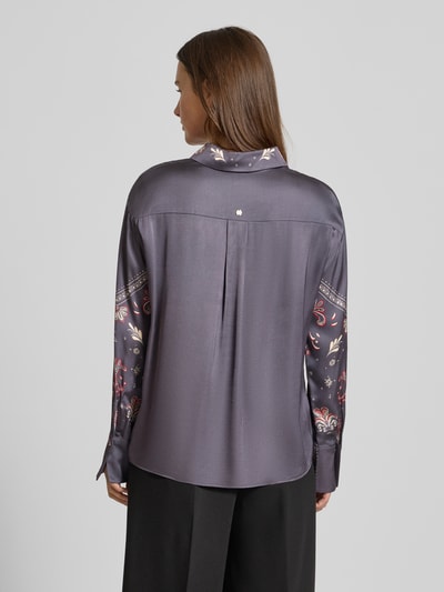 Kobiece modelka nosi Blusenshirt mit kurzer Knopfleiste od Marc Cain z czystej wiskozy, luźny krój, szary kolor z wzorem, widok z tyłu, całopostaciowy.