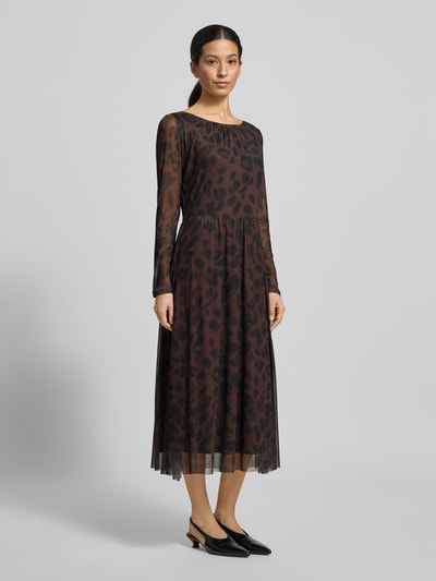 Kobiece modelka nosi Tailliertes Freizeitkleid mit Allover-Muster von Tom Tailor, efekt: wzór na całej powierzchni, taliowany krój, długość midi, okrągły dekolt, długi rękaw, prosty dół, wykończenie materiału: szyfon; zdjęcie: cała sylwetka z przodu.
