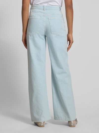 Frauenmodel trägt Wide Leg Jeans mit Perlen von Jake*s Casual aus Reiner Baumwolle, helle Farbe, Eingrifftaschen, Ganzkörperansicht Rückansicht.