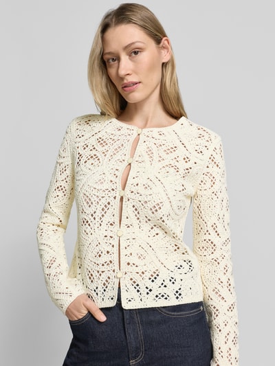 Frauenmodel trägt Strickjacke mit Rundhalsausschnitt und Knopfleiste von Emporio Armani aus Baumwoll-Mix, cremefarben, Slim-Fit, Nahaufnahme Oberkörper. Rückenlänge bei Größe 36: 51 cm, Ärmellänge: 62 cm.