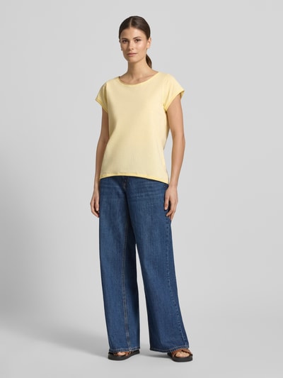 Vrouwenmodel draagt T-shirt met ronde hals van Christian Berg Woman in geel, puur katoen, regular fit, rolzoom, ruglengte maat S 61 cm. Ganzlichaamsaanzicht van voren