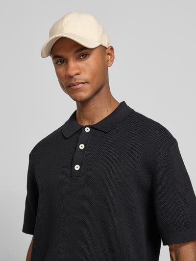 Männermodel trägt Regular Fit Poloshirt mit Label-Detail Modell 'ISAKSSON' von Casual Friday aus Reine Baumwolle, Nahaufnahme Oberkörper.
