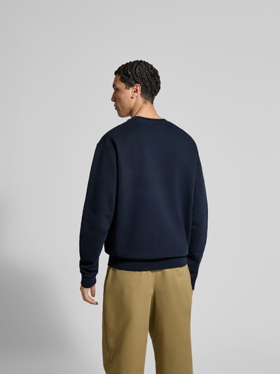 Männermodel trägt Cool Fit Sweatshirt aus reiner Baumwolle von Dsquared2 in Dunkelblau mit elastischen Abschlüssen, Rückenlänge 70 cm, Ganzkörperansicht Rückansicht.
