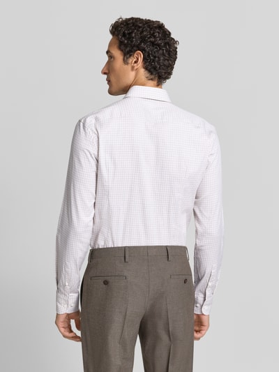Männermodel trägt Slim Fit Businesshemd aus Baumwoll-Mix Modell 'H-HANK-SP' von BOSS in Weiß mit feinem Muster, Ganzkörperansicht Rückansicht, Herren Businesshemd von BOSS.