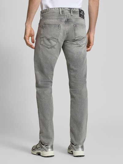 Männermodel trägt graue Regular FitJeans im 5-Pocket-Design Modell 'Grover' von Replay aus Baumwolle, Ganzkörperansicht Rückansicht