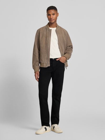 Männermodel trägt Jeans im 5-Pocket-Design Modell 'DAREN' von Lee aus Baumwoll-Elasthan-Mix in Straight Fit, Ganzkörperansicht von vorne.
