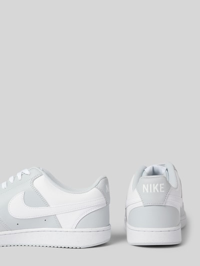 Produktfoto, Sneaker mit Logo-Detail Modell 'Court Vision' von Nike in Weiß und Hellgrau, abgerundete Passform, Schnürverschluss, Herren Sneaker, Absatzhöhe 3 cm, Schafthöhe 7 cm, Schaftweite 6 cm, Textur aus Leder und Synthetik.