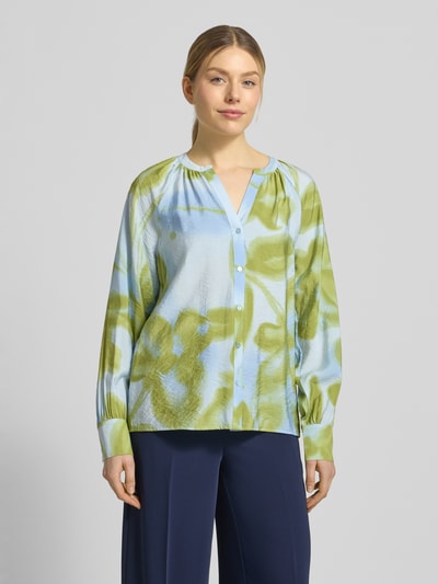 Vrouwenmodel draagt Regular Fit blouse met v-hals model 'CATE 2' van Soyaconcept, viscosemix, ruglengte maat S 64 cm, mouwlengte 73 cm, vooraanzicht van het hele lichaam