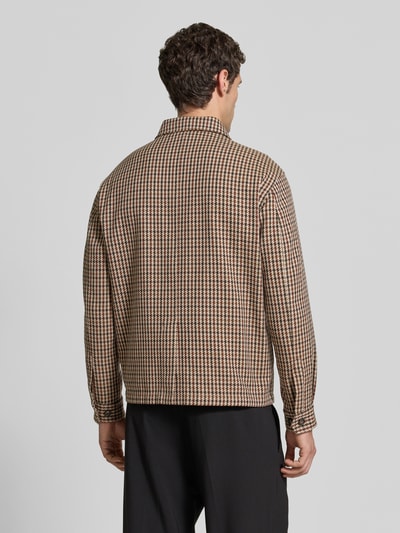 Männermodel trägt Relaxed Fit Overshirt aus Schurwoll-Baumwoll-Mix Modell 'C-Carper-OS-2pp-264' von BOSS im Hahnentritt-Muster, Ganzkörperansicht Rückansicht. Webware, Knopfleiste, langer Arm, Umlegekragen, seitliche Eingrifftaschen, Gehschlitz.