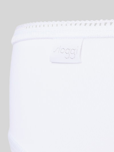 Produktfoto, białe figi z mieszanki materiałów z dodatkiem streczu, detal z logo, krój dopasowany, Slip mit Label-Detail im 3er-Pack od Sloggi
