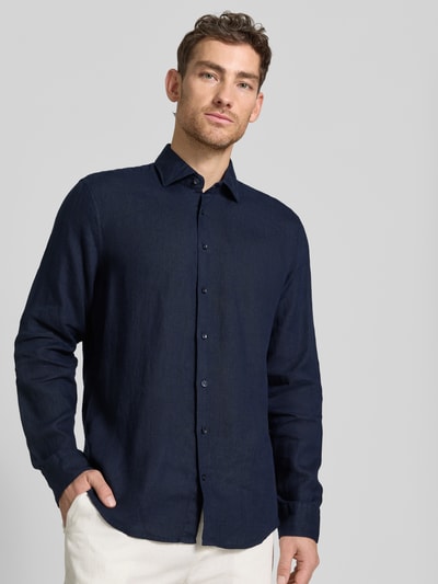 Männermodel trägt Regular Fit Business-Hemd aus Leinen mit Kentkragen von SEIDENSTICKER, dunkelblau, Knopfleiste, Ganzkörperansicht von vorne, Rückenlänge 79 cm, Schulterbreite 46 cm, Ärmellänge 67 cm, Größe 40.