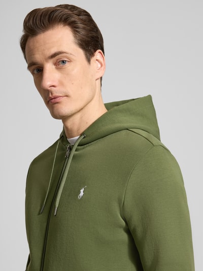 Männermodel trägt Regular Fit Sweatjacke aus Baumwoll-Mix von Polo Ralph Lauren, Optik: Unifarben, Logo-Stitching, Nahaufnahme Oberkörper.