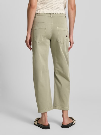 Frauenmodel trägt Barrel Fit Hose mit Eingrifftaschen von Buena Vista, Baumwoll-Mix mit Viskose-Anteil in hellem Beige, Ganzkörperansicht Rückansicht.