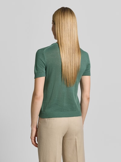 Frauenmodel trägt Strickshirt aus Leinen-Mix mit Rundhalsausschnitt von Jake*s Collection, Gerader-Schnitt, 1/2-Arm, Beige-Hose, Rückenlänge 54 cm, Viskose-Anteil, Ganzkörperansicht Rückansicht
