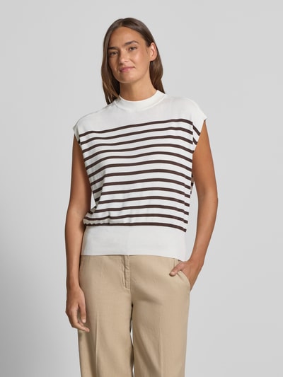 Frauenmodel trägt Strickshirt aus Seide-Baumwoll-Mix von Windsor im Allover-Look, Relaxed-Fit, Rundhalsausschnitt, creme und braune Streifen, Rückenlänge bei Größe 36: 57 cm, Ganzkörperansicht von vorne.