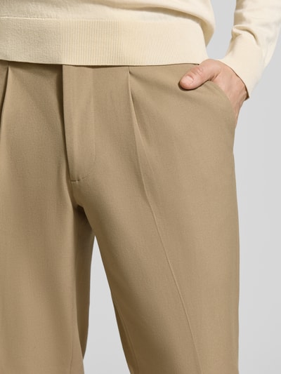 Männermodel trägt Regular Fit Chino mit Viskose-Anteil von Selected Homme, Optik: Unifarben, Twill-Material, Nahaufnahme Oberschenkel.