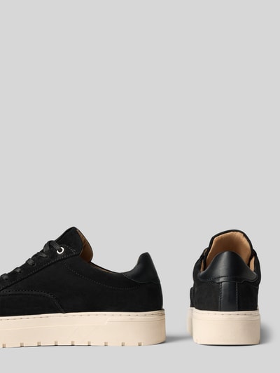 Produktfoto, Sneaker aus echtem Leder Modell "IVAR-22" von PS Poelman in Schwarz mit Schnürverschluss und strukturierter Sohle, abgerundete Passform, Details zur Absatzhöhe, Schafthöhe und Schaftweite erkennbar.