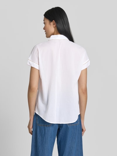 Frauenmodel trägt Regular Fit Bluse im Allover-Look mit Stitchings von Christian Berg Woman aus reine Baumwolle, Ganzkörperansicht Rückansicht.