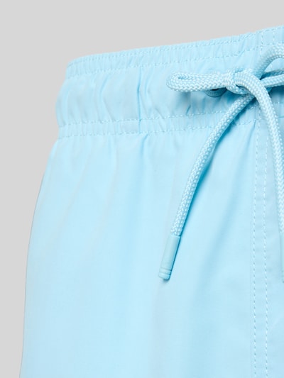 Produktfoto, Badehose mit Label-Patch Modell 'Mike' von Shiwi in Hellblau, elastischer Bund mit Kordelzug, Gesäßleistentasche, glatte Textur.