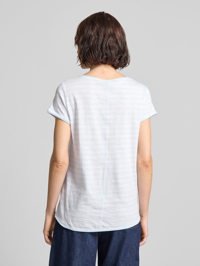 Frauenmodel trägt Regular Fit T-Shirt aus Baumwoll-Flammgarn von s.Oliver RED LABEL in Weiß mit Optik: Melange/Allover-Muster, Gestreift, Rundhals, Kurzarm, Rollsaum, Materialverarbeitung: Flammgarn, reine Baumwolle, Ganzkörperansicht Rückansicht.
