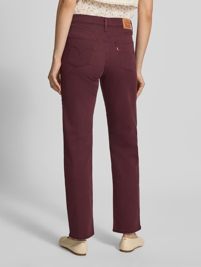 Frauenmodel trägt Straight Fit Jeans aus Baumwoll-Mix mit Viskose-Anteil Modell '314 SHAPING STRAIGHT' von Levi's® 300 in Dunkelrot, glatte Textur, Ganzkörperansicht Rückansicht.