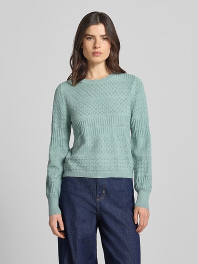 Vrouwenmodel draagt Regular Fit pullover uit viscosemix model 'Milos' van Vila, mintgroen ajourpatroon, tricotlook, ronde hals, met lange mouwen, elastische boorden, ruglengte maat S 54 cm, mouwlengte 64 cm, ganzkörperansicht van voren.