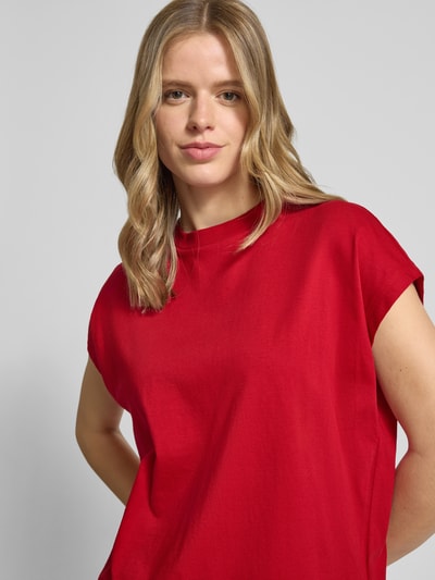 Frauenmodel trägt Oversize T-Shirt aus reiner Baumwolle von Marc O'Polo Denim, Optik: Unifarben, Passform: Oversize, Rundhals, Ärmelform: Kurzarm, Material: Reine Baumwolle. Nahaufnahme Oberkörper.