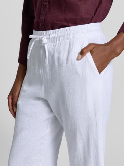 Frauenmodel trägt Wide-Leg-Pants mit elastischem Bund Modell 'Lava' von FREE/QUENT im weißen Leinen-Mix mit Viskose-Mix, Loose-Fit, Kordelzug und seitlichen Eingrifftaschen, Nahaufnahme Oberkörper.