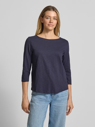 Frauenmodel trägt Regular Fit 3/4-Shirt aus reiner Baumwolle von s.Oliver RED LABEL in melierter Optik, U-Boot-Ausschnitt, Flammgarn, Ganzkörperansicht von vorne.