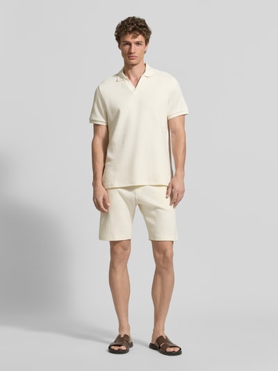 Männermodel trägt Regular Fit Shorts mit Tunnelzug van MCNEAL in katoenmix met stretch, steekzakken, achterzak, regular fit, bandwijdte maat M 43 cm, binnenbeenlengte 23 cm, crème kleur, gestructureerde stof, geheelvooraanzicht.