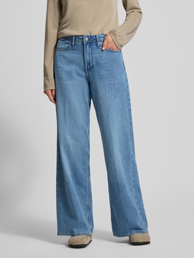 Vrouwenmodel draagt Wide Leg Jeans aus Baumwoll-Mix van s.Oliver RED LABEL, lichtblauw denim, high waist, 5-pocket, frontaal zicht, detailopname.