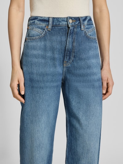 Frauenmodel trägt Relaxed Fit Jeans aus reiner Baumwolle Modell 'C_BALLOON HR FUP' von BOSS Orange in klassischer Denim-Optik, Kontrastnähte, Label-Patch, Nieten, 5-Pocket-Design, Knopf und verdeckter Reißverschluss, High-Waist, fixierter Umschlag, Ganzkörperansicht von vorne.