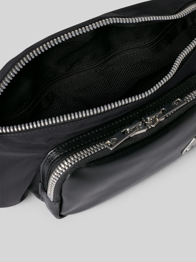 Productfoto, heren heuptasje Bauchtasche aus Rindsleder-Mix van Moose Knuckles in zwart, hoofdvak met ritssluiting, logodetail, ritsvak buiten, verstelbare draagriem, mix van rundleer, breedte 27 cm, lengte 14 cm, diepte 7 cm