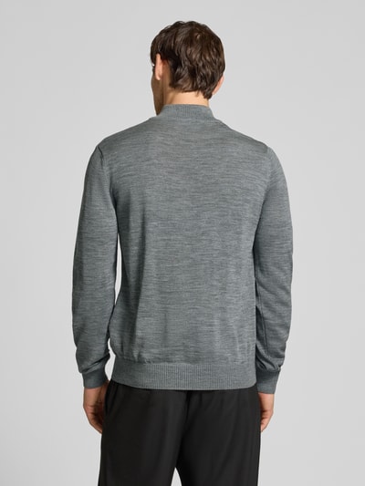 Männermodel trägt graues Regular Fit Sweatshirt aus reiner Schurwolle von MAERZ Muenchen, Troyer-Kragen, Rückansicht, KI-modifiziertes Bild.