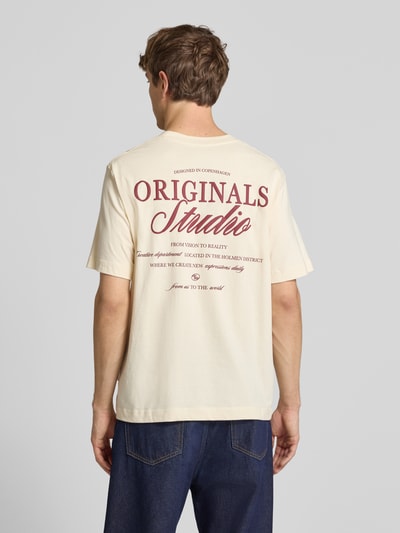 Mannenmodel draagt T-shirt met statementprint model 'NORREBRO' van Jack & Jones, puur katoen, recht model, ruglengte maat M 68 cm, ronde hals, rugaanzicht