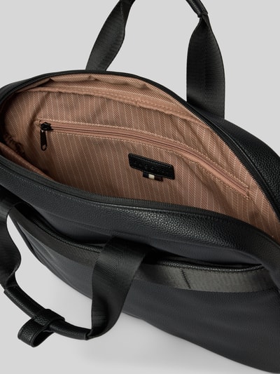 Produktfoto, Laptoptasche aus echtem Leder von bugatti, schwarze Struktur, sichtbares Hauptfach mit Reißverschluss, Innenfächer, Label-Prägung, Szerokość w rozmiarze 40 cm, długość w rozmiarze 28 cm, głębokość w rozmiarze 10 cm, długość paska na ramię w rozmiarze 100 cm