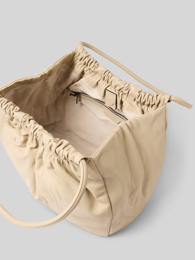 Produktfoto, Handtasche aus echtem Leder Modell 'Cloud' von LIEBESKIND BERLIN w kolorze beżowym, skórzana faktura, marszczenia, cienki pasek, zapięcie na magnes, komora główna, Szerokość w rozmiarze 1: 35 cm, długość 30 cm, głębokość 15 cm, długość paska 60 cm