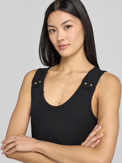 Vrouwenmodel draagt zwart A-lijn vrijetijdsjurk uit viscosemix van Tommy Hilfiger, dames vrijetijdsjurk, nahaufnahme bovenlichaam