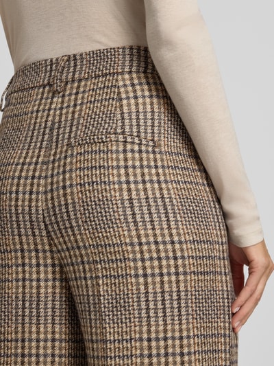 Frauenmodel trägt Wide Fit Stoffhose aus reiner Schurwolle von Luisa Cerano mit Hahnentritt-Muster, Nahaufnahme Rückansicht, Gesäßtasche, elastischer Bund, KI-modifiziertes Bild.